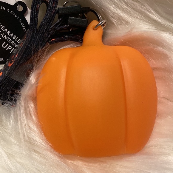🔴RARE🔴 Wearable LightUp Jack O Lantern Pumpkin 🎃 On Necklace Sanitizer Holder - Picture 6 of 7